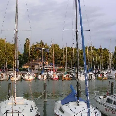 Crystal Apartement A アパート Balatonföldvár